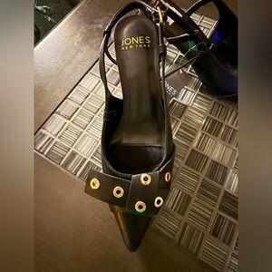 JONES NEW YORK kitten heals size 8.
NEW with tags.